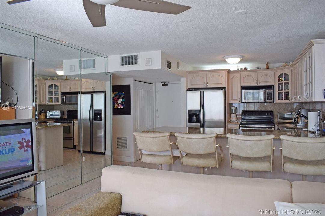 Recently Sold: $365,000 (1 beds, 1 baths, 655 Square Feet)