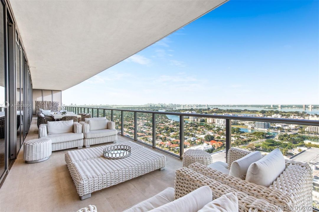 Recently Rented: $82,500 (5 beds, 7 baths, 6261 Square Feet)