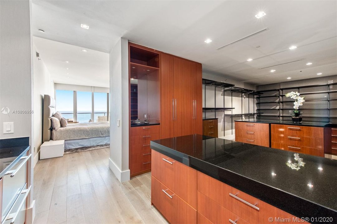 Recently Rented: $82,500 (5 beds, 7 baths, 6261 Square Feet)