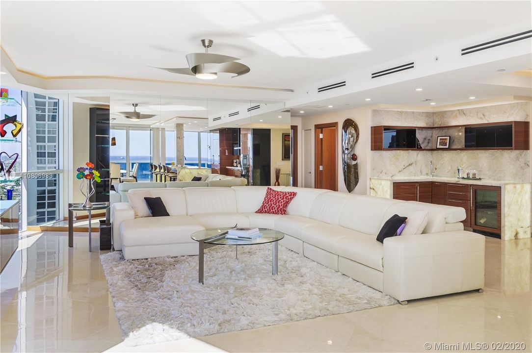 Vendido Recientemente: $2,799,000 (3 camas, 3 baños, 2600 Pies cuadrados)