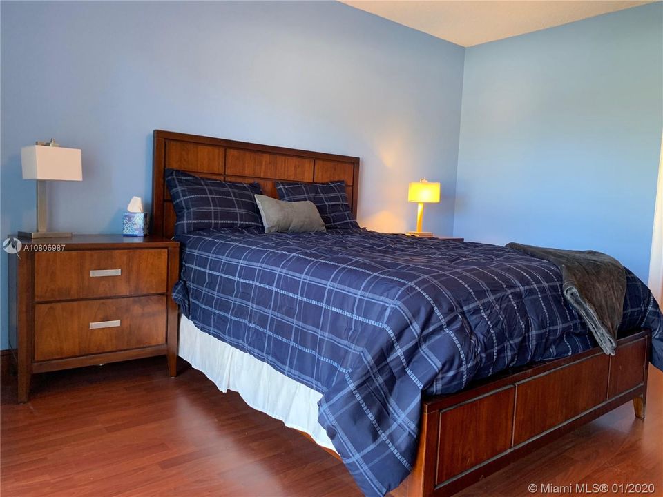 Недавно продано: $149,900 (2 спален, 2 ванн, 1200 Квадратных фут)