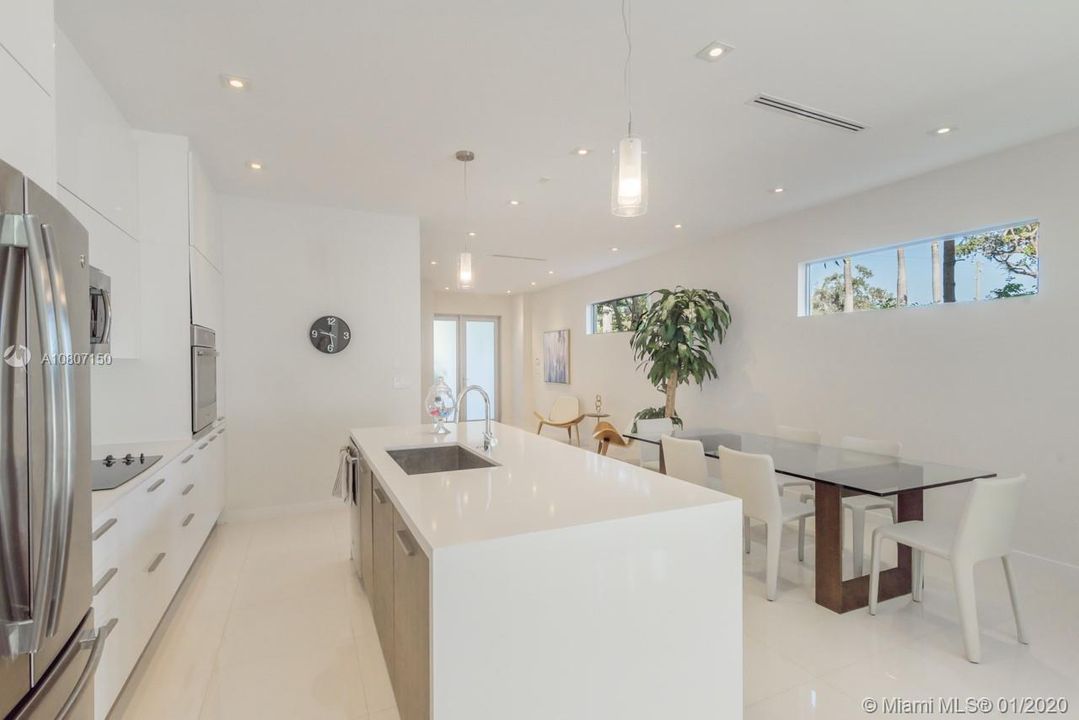 Recently Rented: $5,200 (3 beds, 3 baths, 1927 Square Feet)