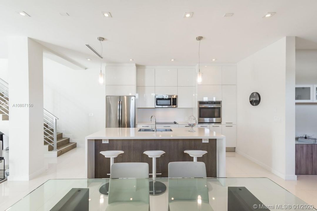 Recently Rented: $5,200 (3 beds, 3 baths, 1927 Square Feet)