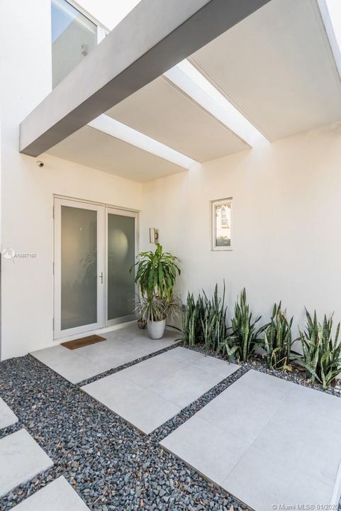 Recently Rented: $5,200 (3 beds, 3 baths, 1927 Square Feet)