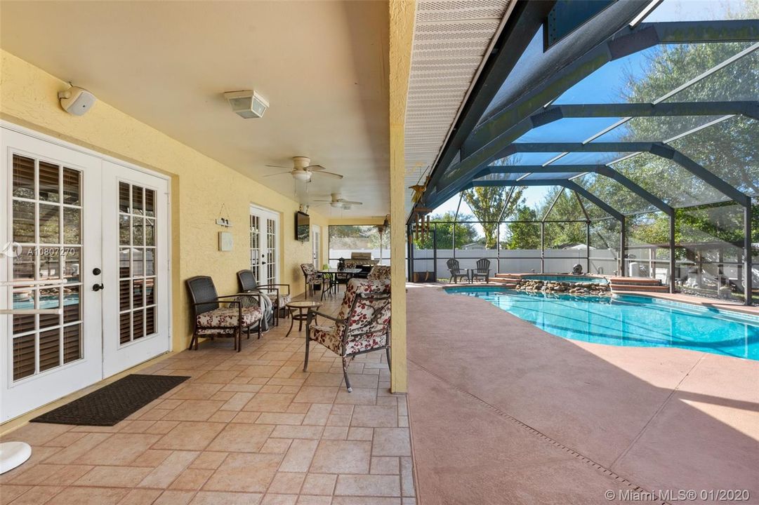 Vendido Recientemente: $339,000 (4 camas, 2 baños, 2293 Pies cuadrados)