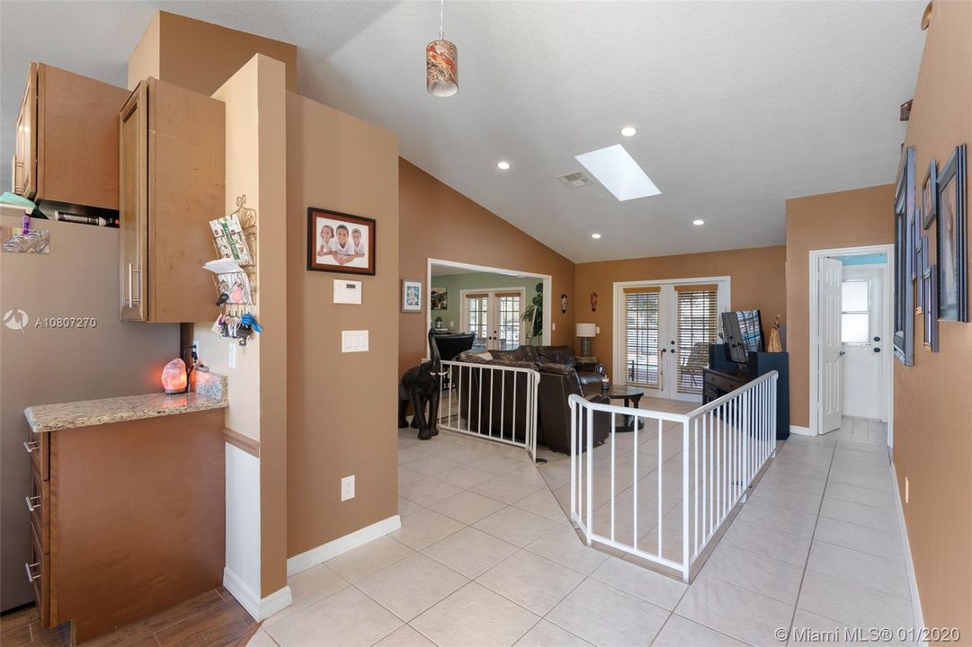 Vendido Recientemente: $339,000 (4 camas, 2 baños, 2293 Pies cuadrados)