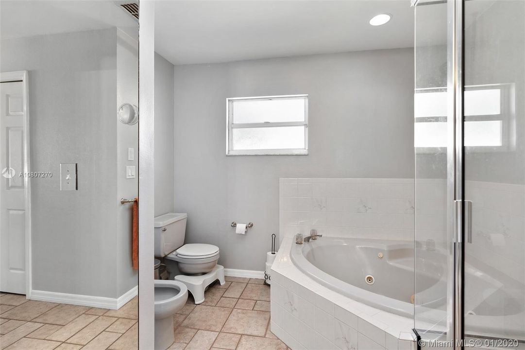 Vendido Recientemente: $339,000 (4 camas, 2 baños, 2293 Pies cuadrados)