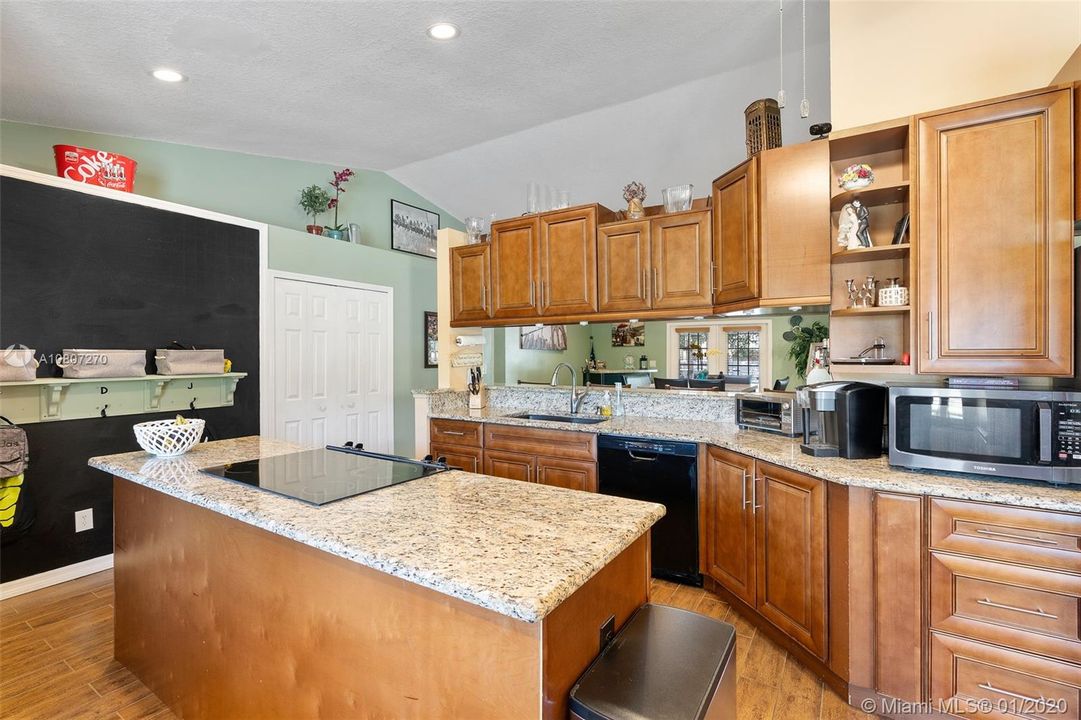 Vendido Recientemente: $339,000 (4 camas, 2 baños, 2293 Pies cuadrados)