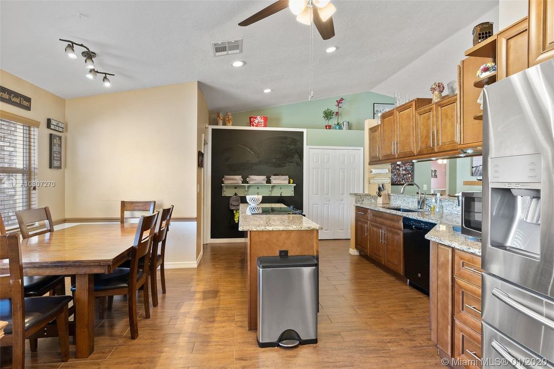 Vendido Recientemente: $339,000 (4 camas, 2 baños, 2293 Pies cuadrados)