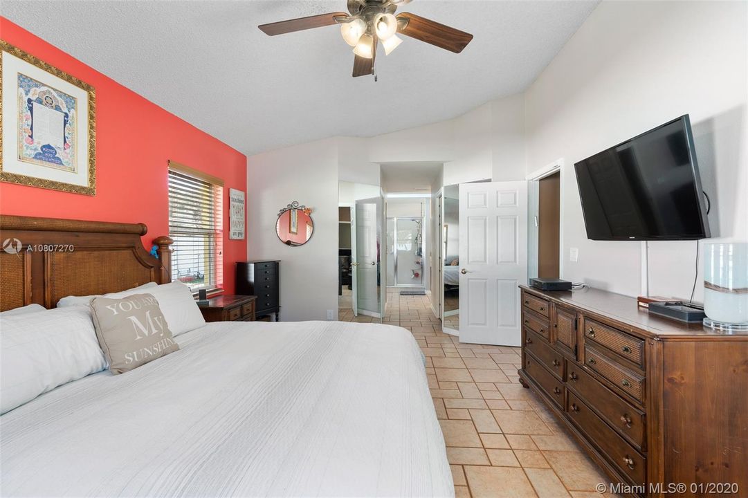 Vendido Recientemente: $339,000 (4 camas, 2 baños, 2293 Pies cuadrados)