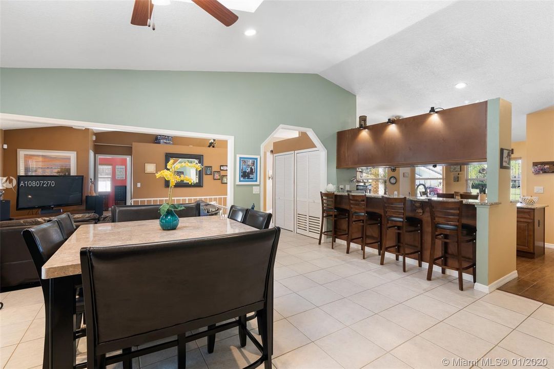 Vendido Recientemente: $339,000 (4 camas, 2 baños, 2293 Pies cuadrados)