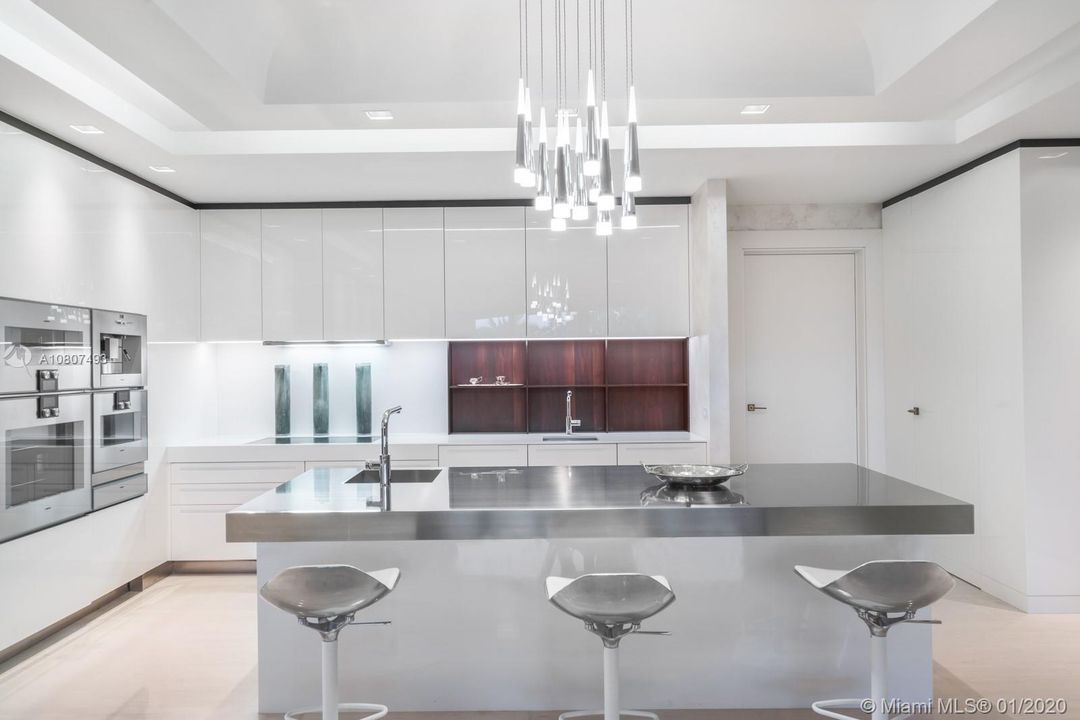 Recently Sold: $13,860,000 (5 beds, 5 baths, 7302 Square Feet)