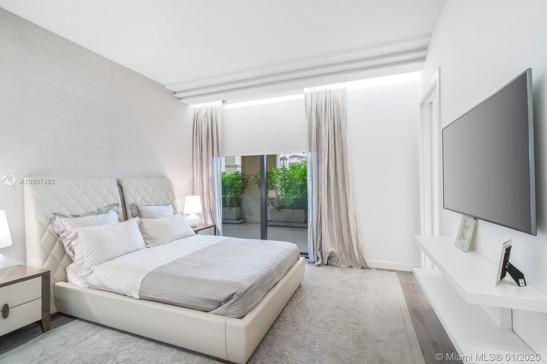 Recently Sold: $13,860,000 (5 beds, 5 baths, 7302 Square Feet)