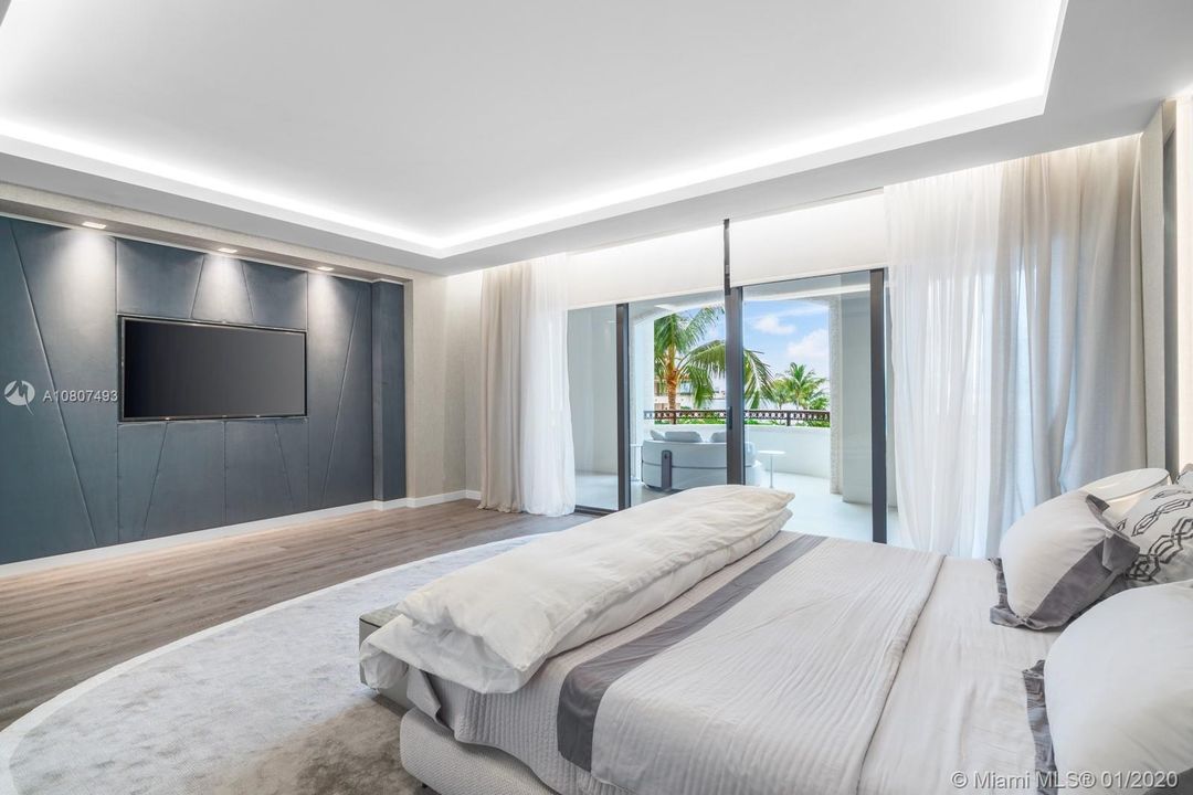 Recently Sold: $13,860,000 (5 beds, 5 baths, 7302 Square Feet)