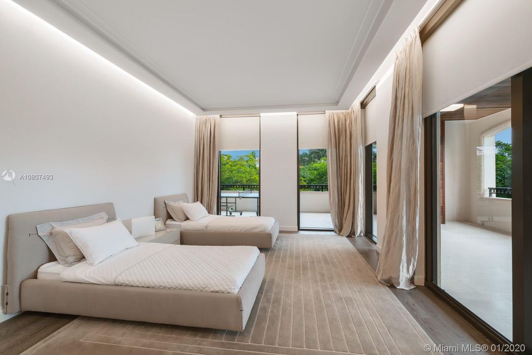 Recently Sold: $13,860,000 (5 beds, 5 baths, 7302 Square Feet)