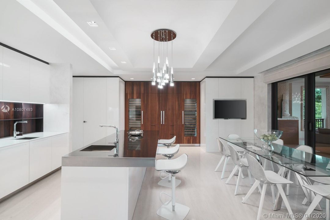 Recently Sold: $13,860,000 (5 beds, 5 baths, 7302 Square Feet)
