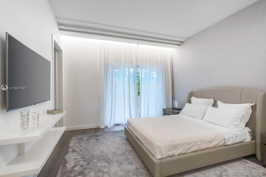 Recently Sold: $13,860,000 (5 beds, 5 baths, 7302 Square Feet)
