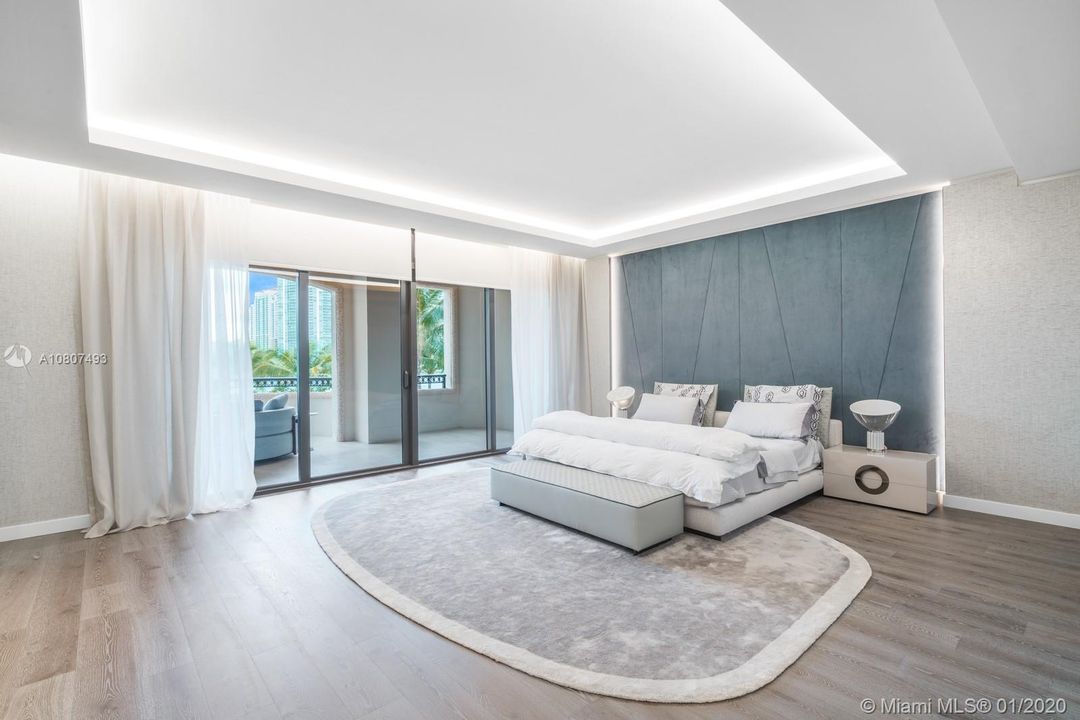 Recently Sold: $13,860,000 (5 beds, 5 baths, 7302 Square Feet)