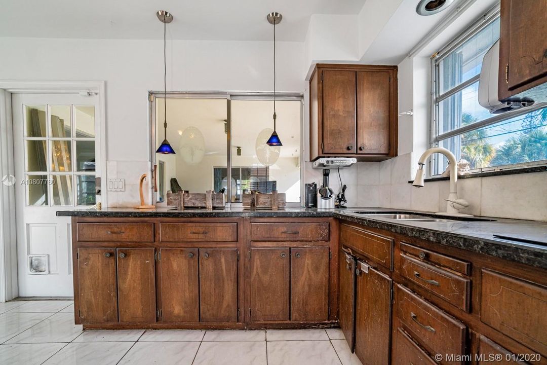 Vendido Recientemente: $399,999 (2 camas, 2 baños, 1487 Pies cuadrados)