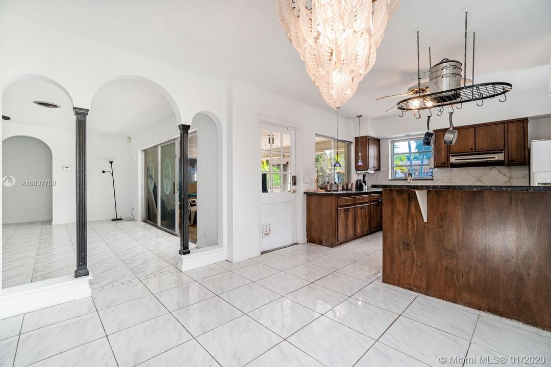Vendido Recientemente: $399,999 (2 camas, 2 baños, 1487 Pies cuadrados)