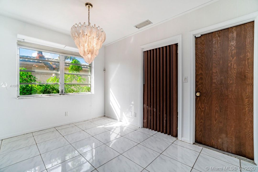 Vendido Recientemente: $399,999 (2 camas, 2 baños, 1487 Pies cuadrados)