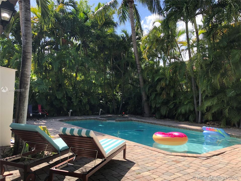 Recently Sold: $1,400,000 (4 beds, 5 baths, 1745 Square Feet)