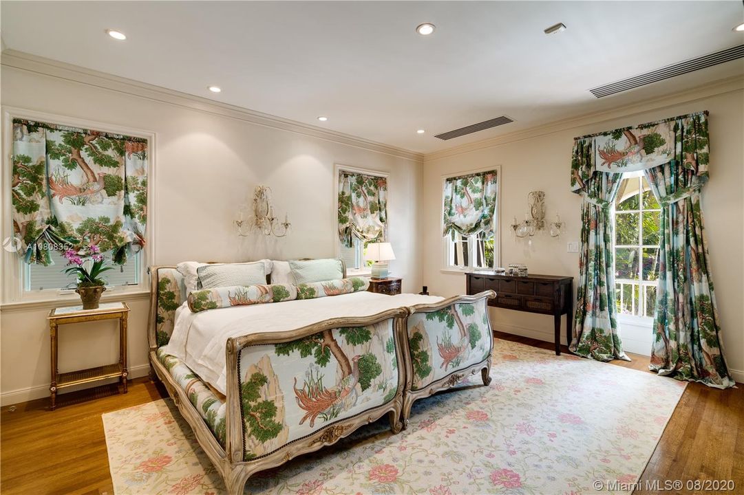 Handsome guest suite with access to veranda