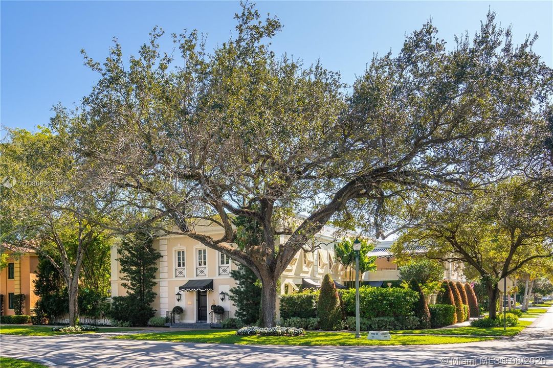 Recently Sold: $3,750,000 (4 beds, 4 baths, 5716 Square Feet)