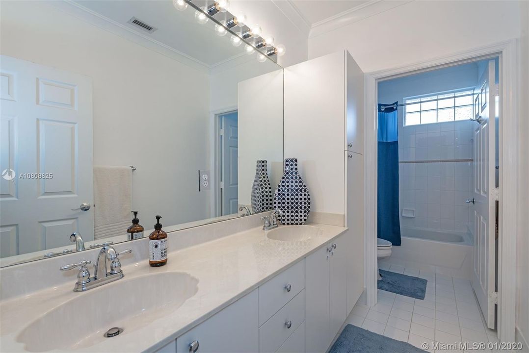 Vendido Recientemente: $675,000 (5 camas, 4 baños, 3119 Pies cuadrados)