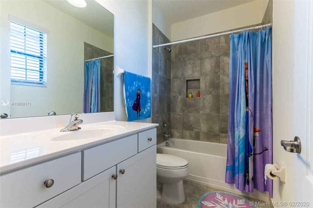 Vendido Recientemente: $484,990 (4 camas, 4 baños, 3584 Pies cuadrados)