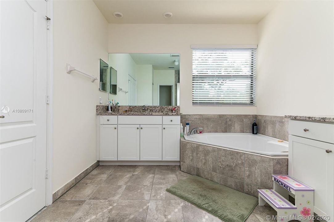 Vendido Recientemente: $484,990 (4 camas, 4 baños, 3584 Pies cuadrados)