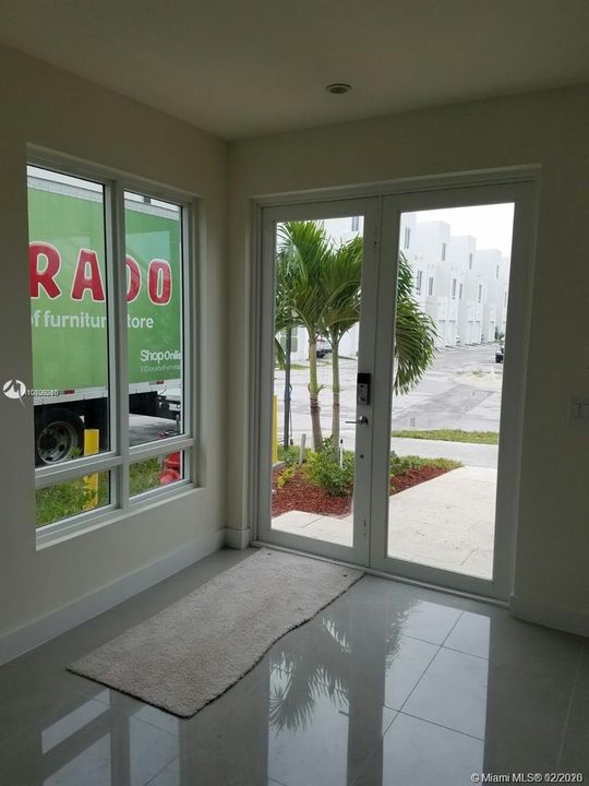 Recientemente alquilado: $2,400 (3 camas, 2 baños, 1360 Pies cuadrados)