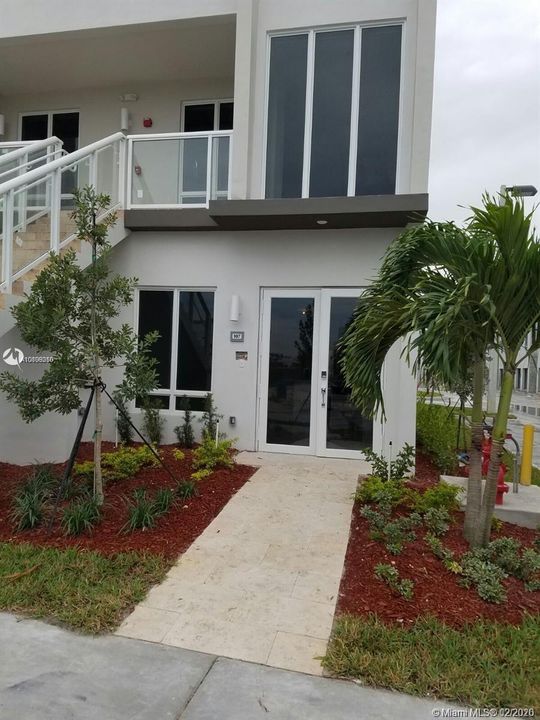 Recientemente alquilado: $2,400 (3 camas, 2 baños, 1360 Pies cuadrados)