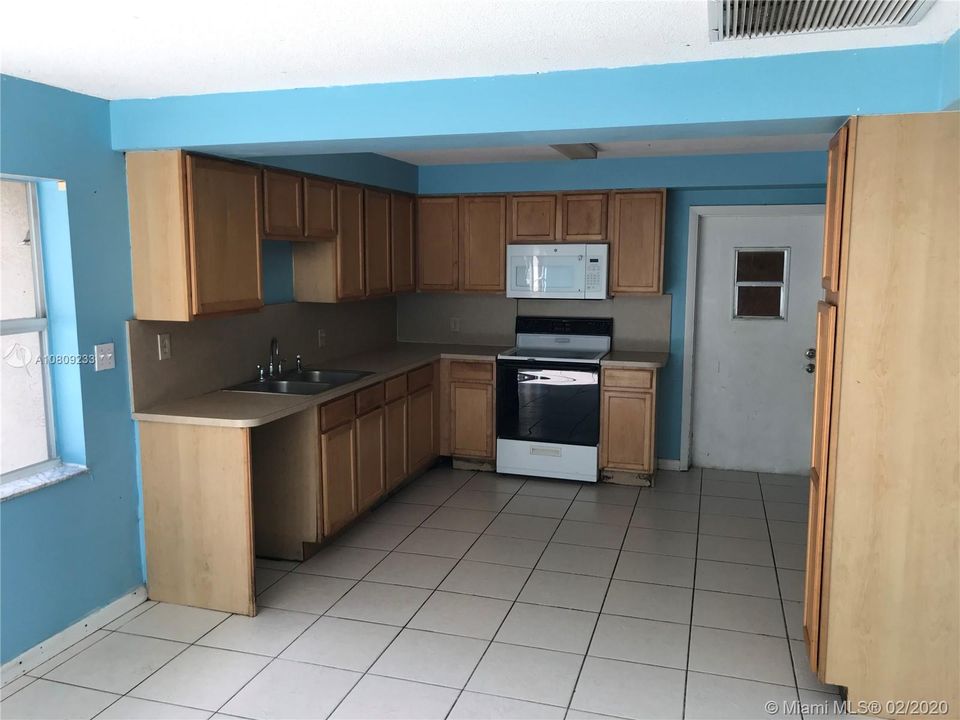 Недавно продано: $299,500 (5 спален, 2 ванн, 3211 Квадратных фут)
