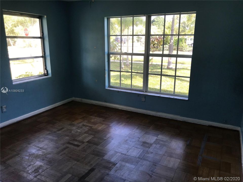 Недавно продано: $299,500 (5 спален, 2 ванн, 3211 Квадратных фут)