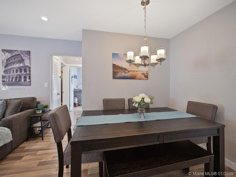 Vendido Recientemente: $474,900 (3 camas, 2 baños, 1215 Pies cuadrados)