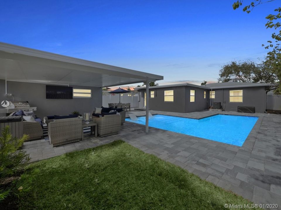 Vendido Recientemente: $474,900 (3 camas, 2 baños, 1215 Pies cuadrados)