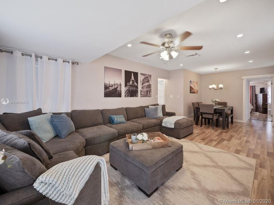 Vendido Recientemente: $474,900 (3 camas, 2 baños, 1215 Pies cuadrados)