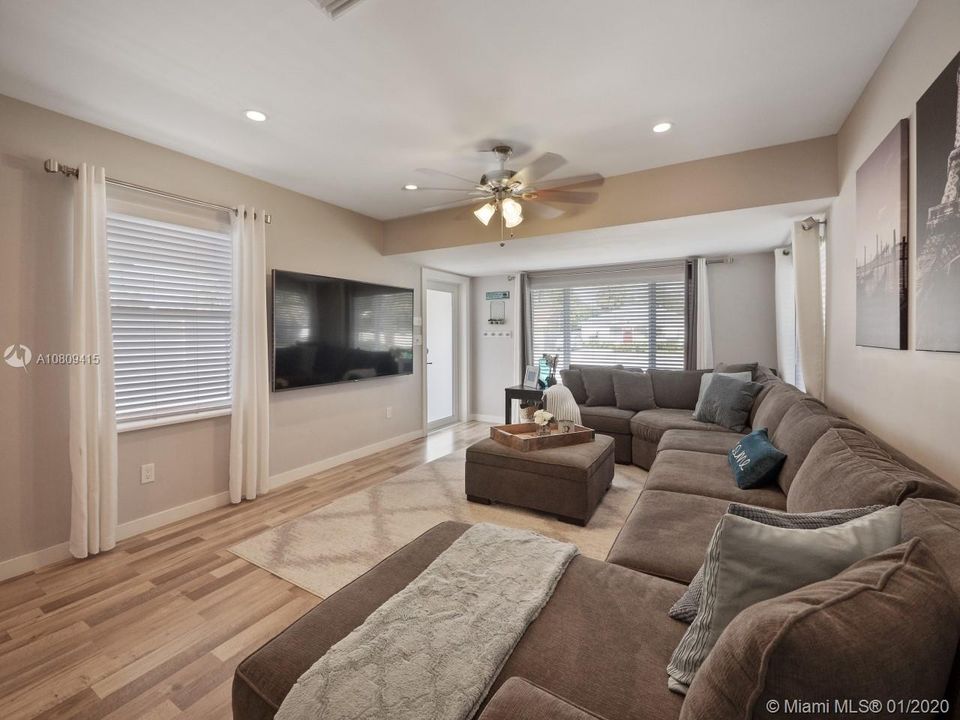 Vendido Recientemente: $474,900 (3 camas, 2 baños, 1215 Pies cuadrados)
