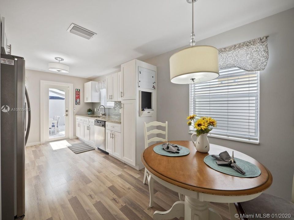 Vendido Recientemente: $474,900 (3 camas, 2 baños, 1215 Pies cuadrados)