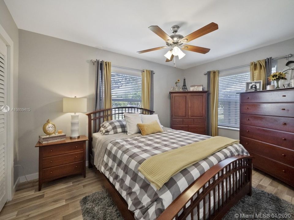 Vendido Recientemente: $474,900 (3 camas, 2 baños, 1215 Pies cuadrados)