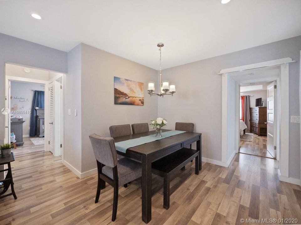 Vendido Recientemente: $474,900 (3 camas, 2 baños, 1215 Pies cuadrados)