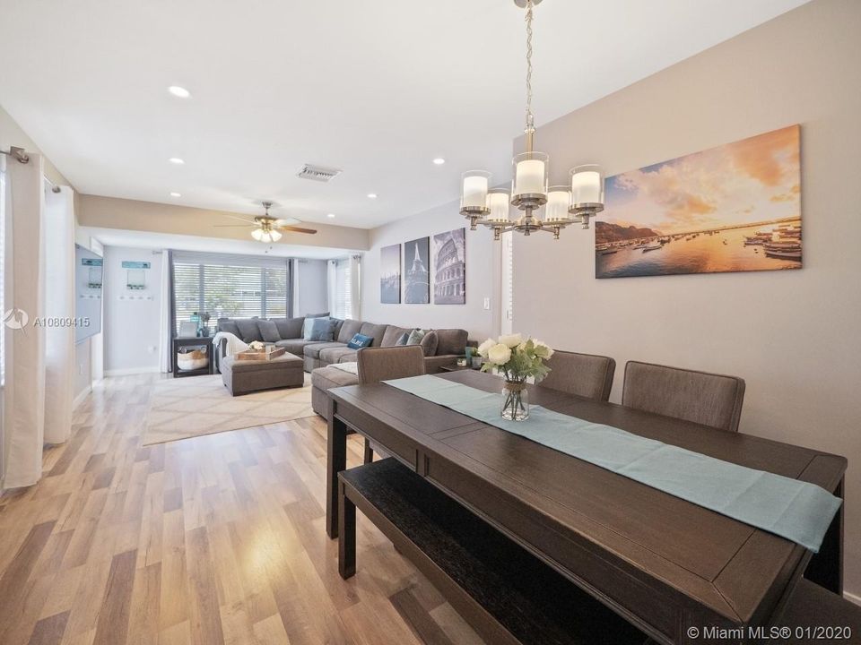 Vendido Recientemente: $474,900 (3 camas, 2 baños, 1215 Pies cuadrados)