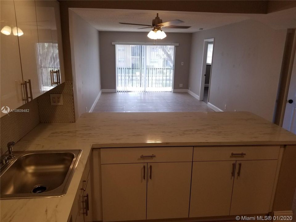 Recently Rented: $1,350 (2 beds, 2 baths, 949 Square Feet)