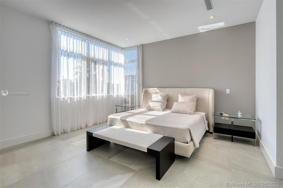 Recently Sold: $1,650,000 (4 beds, 5 baths, 3660 Square Feet)