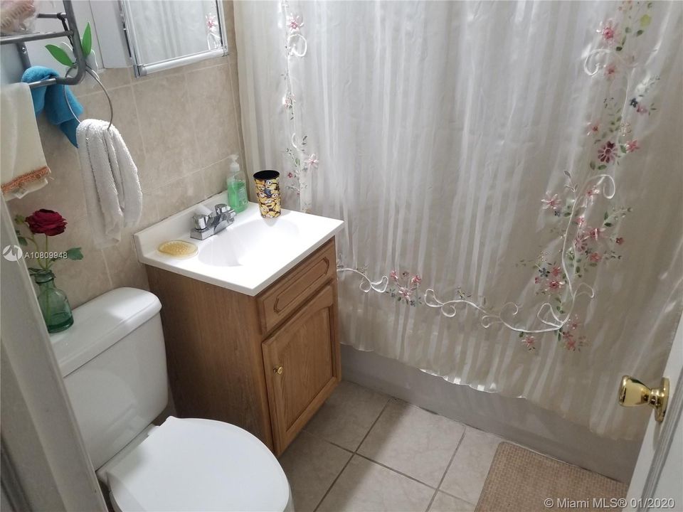 Vendido Recientemente: $290,000 (2 camas, 1 baños, 772 Pies cuadrados)