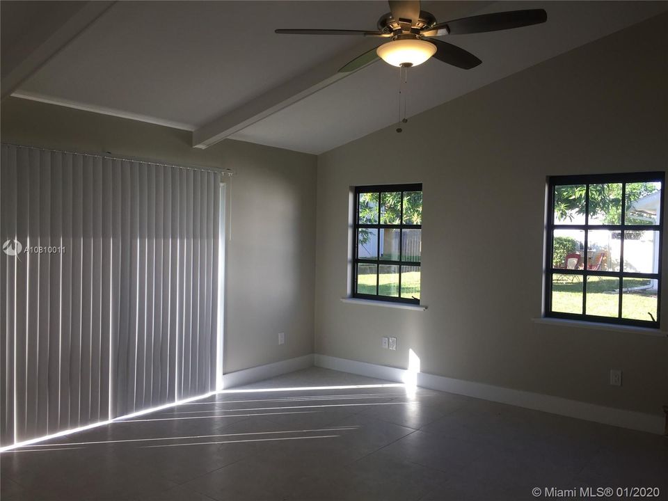 Vendido Recientemente: $299,900 (3 camas, 2 baños, 1334 Pies cuadrados)