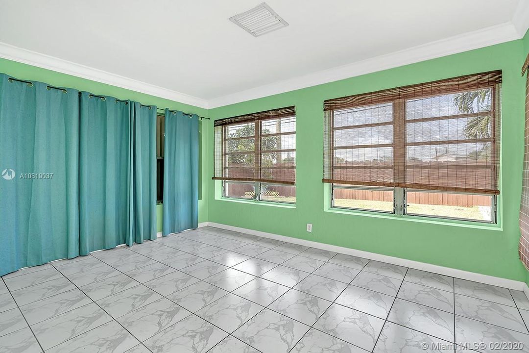 Недавно продано: $279,900 (2 спален, 2 ванн, 1292 Квадратных фут)