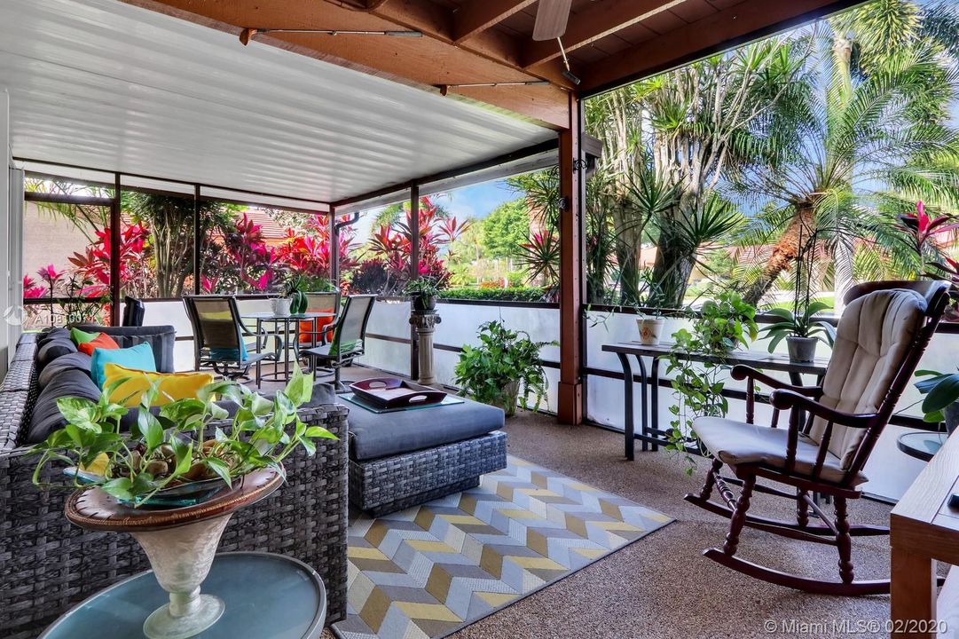 INVITING SCREENED PATIO