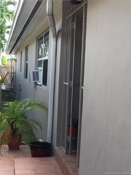 最近租的: $950 (1 贝兹, 1 浴室, 0 平方英尺)